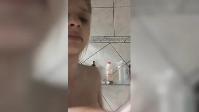 Spinta di piacere con lo spazzolino in bocca