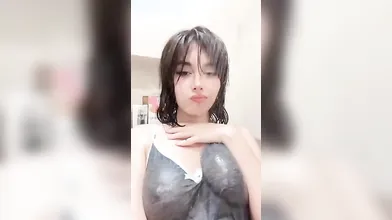 Valentina con curve esplosive sotto la doccia