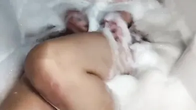 Coppia italiana si eccita con pompino e scopata nella vasca da bagno