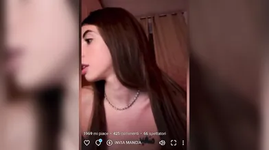 Alessii4 si gode un intenso piacere con il dildo masturbandosi