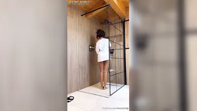 Dito stimolante nella doccia con ragazza italiana sexy