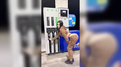 Italiana esibizionista si mostra alla stazione di servizio