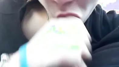 Bionda studentessa con occhiali si concede un pompino sensuale