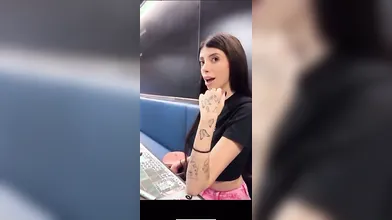 Al ristorante con voglia di masturbarmi ragazzi OF