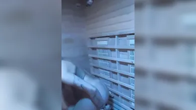 Bellissima bionda italiana si gode la masturbazione con dildo gigante OF