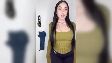 Ogni volta che sento il desiderio, mi chiudo in bagno e mi concedo un dildo OF