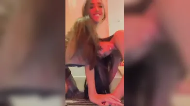 Naomi De Crescenzo esperienza lesbo su OnlyFans