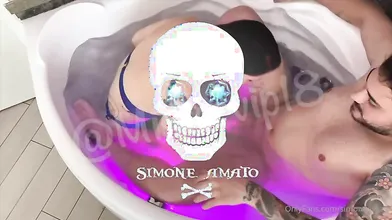 Tatuata italiana scopata nella vasca da bagno con eiaculazione in faccia OF