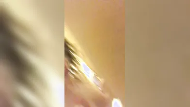 Moglie bagnata su seno grande e rassodato