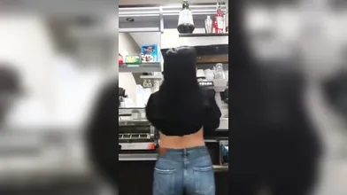Sexy barista sarda con curve mozzafiato si fa ammirare