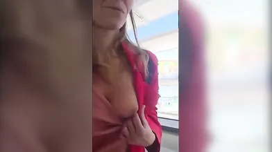 Italiane mature si godono momenti di piacere in aeroporto e a bordo dell’aereo