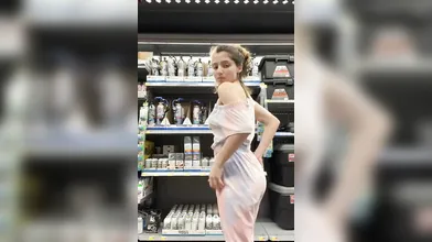 Esibizionista bionda filma porno in negozio scoperta dal titolare