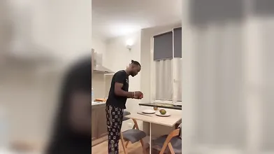 Italiana eccitante si diverte con la fidanzata nera dal pene gigante