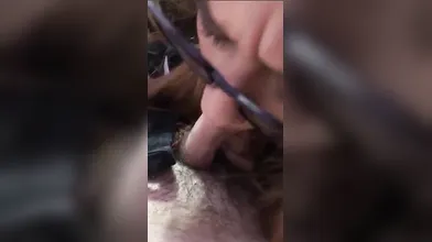 Pompino a una giovane studentessa italiana 18enne con occhiali