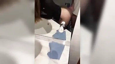 Sesso hot con la fidanzata in bagno mentre usa il ditalino a pecorina