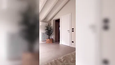 Prima volta con la fidanzata italiana che si lascia andare al piacere intenso con il suo ragazzo