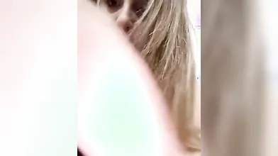 Napoletana sexy con seno abbondante naturale si gioca da sola