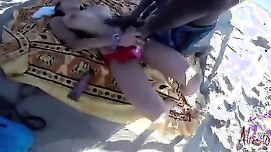 Alice scopre il piacere con un uomo nero sulla spiaggia