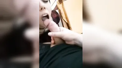 La troietta che ingoia senza limiti