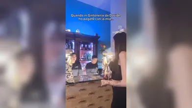 Alessia salda il conto con le sue mutandine nella Gintoneria