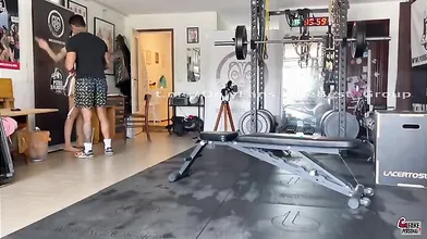 Rapporto hot in palestra con il personal trainer tatuato