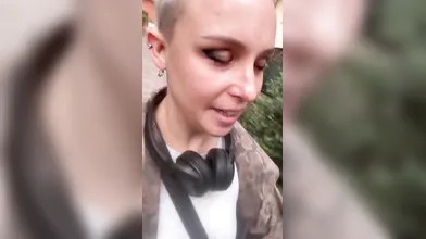 In strada senza slip sensuali