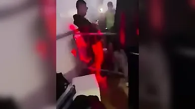 Michelle Comi, celebre star italiana di OnlyFans, si concede un pompino in discoteca