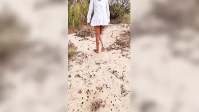 Ragazza italiana amatoriale si lascia andare con pisciata in spiaggia