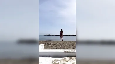 Scatti hot in bikini sulla spiaggia