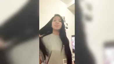 Giovane mora latina si eccita giocando con il dildo