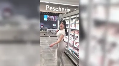 Barista italiana hot con curve da urlo