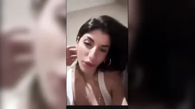 Bella ragazza italiana con seni giganti e sensuali