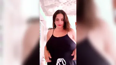 Le gigantesche curve di Sharon in primo piano