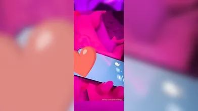 Telefonata bollente al fidanzato mentre scopre l'amico con la bocca