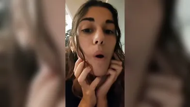 Mi svesto completamente per stimolare la tua voglia, amore