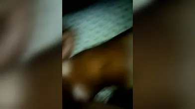 Giovane fidanzata abbronzata 21enne si eccita intensamente con il vibratore