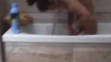 Sorveglia la tua ragazza mentre si diverte in bagno