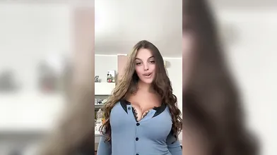 Bellissima italiana dal seno prosperoso scopre il ragazzo dopo una spagnola su OF