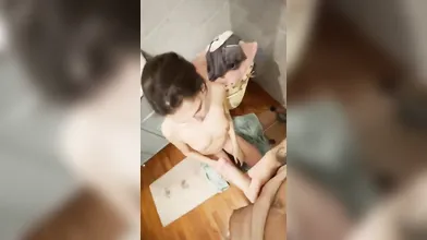 Spara in faccia alla fidanzata e si lascia succhiare con passione