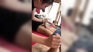 Ragazza italiana masturba due amici appassionatamente