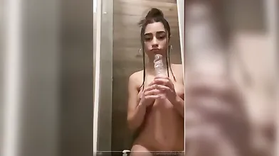 Agata si eccita sotto la doccia con il dildo masturbandosi