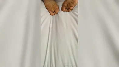 Roberta lecca cazzo nero e lo stimola con i piedi