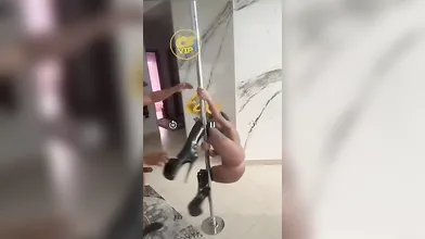 La sensuale lap dancer si concede a un nero ardente