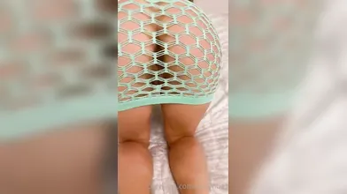 Ti perdono se ti becco a pecorina sul letto pronta per un sesso sfrenato