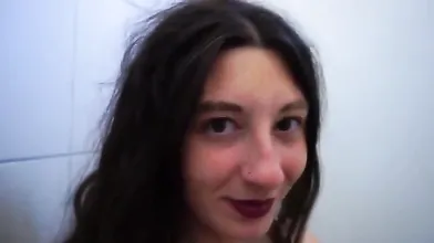 Coppia italiana si scopre eccitante nel bagno del campeggio