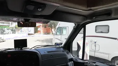 Moglie esibizionista si scatena in cam sul camper