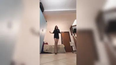 Martina Miliddi danza sensuale e provocante