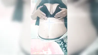 Curvy sensuale mostra le sue forme e si carezza con passione