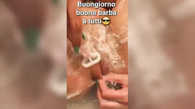 Mi rade la peluria intima con passione erotica