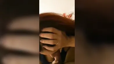 Giovane fidanzata italiana 18enne si lascia andare a pompino e cavalcata hot